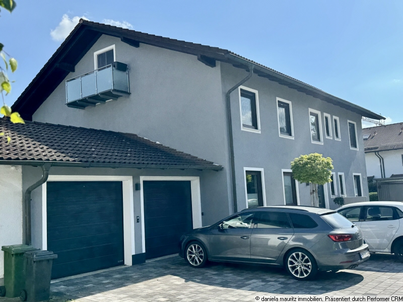 Moderne Dachgeschosswohnung in Dreiparteienhaus mit Balkon und beheiztem Hobbyraum