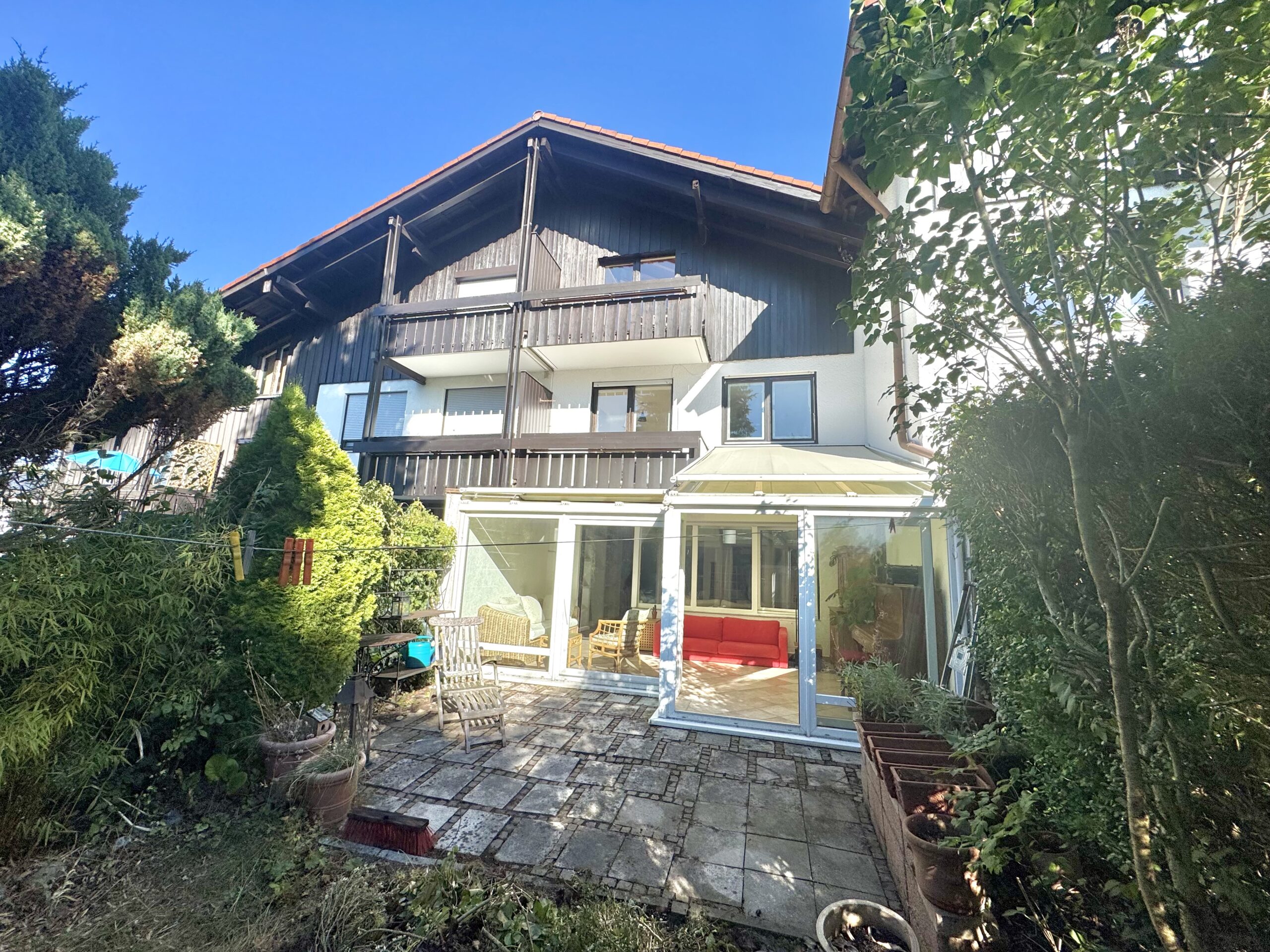 Mehr Raum für das Familienleben - lichtdurchflutetes Split-Level-Zuhause mit Seeblick