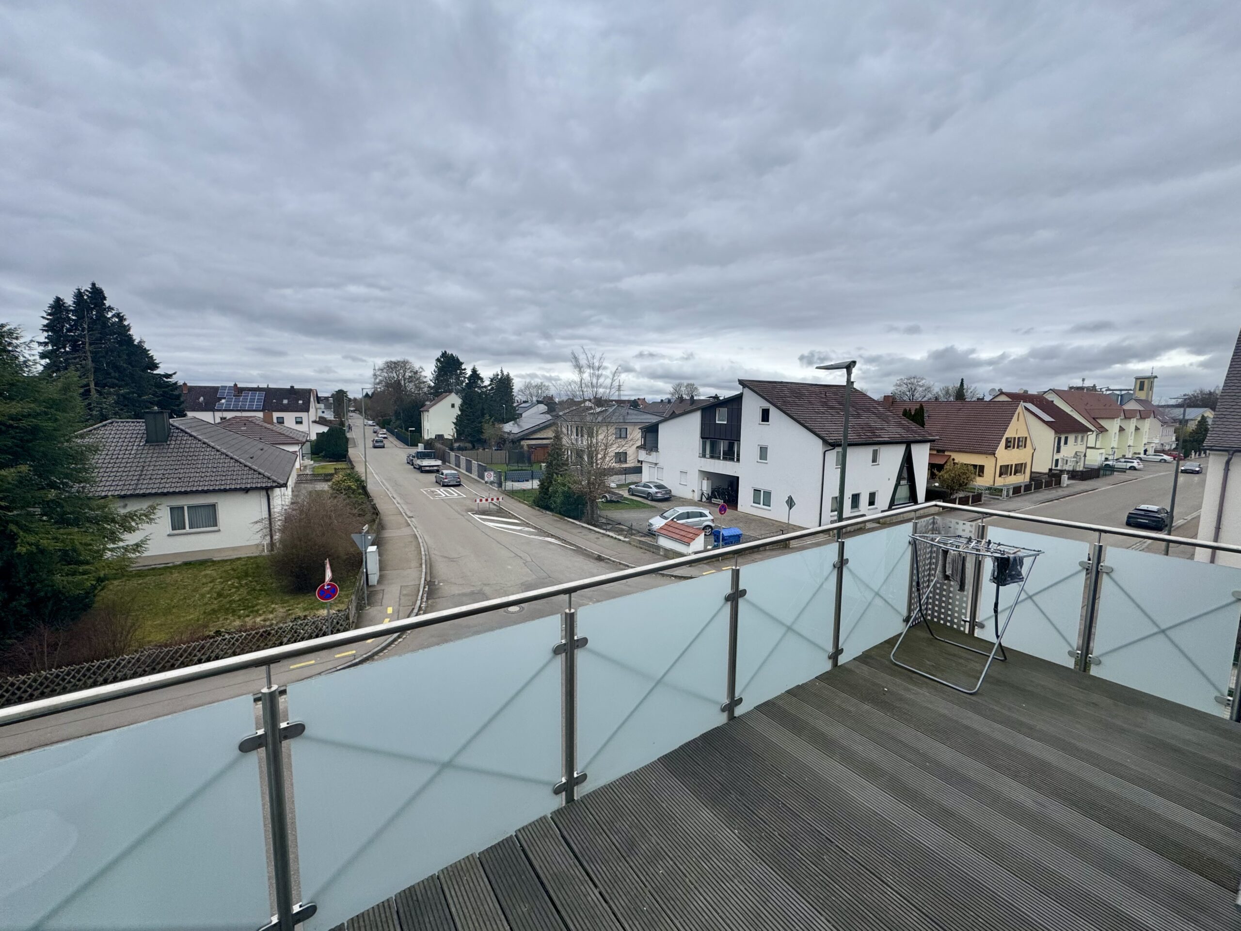 Stilvoll wohnen: Moderne Großzügigkeit trifft auf sonnige Dachterrasse